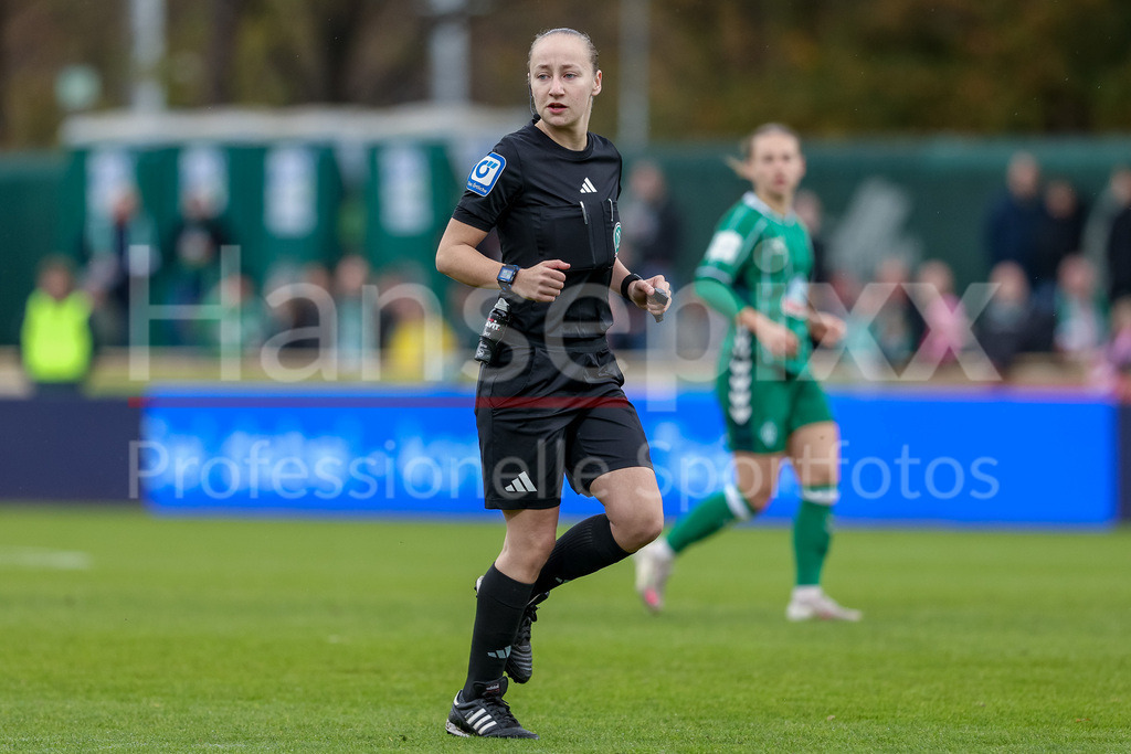 Fussball, Google Pixel Frauen-Bundesliga, SV Werder Bremen - 1. FC Union Berlin | Schiedsrichterin Lara Wolf, DIE DFB-RICHTLINIEN UNTERSAGEN JEGLICHE NUTZUNG VON FOTOS ALS SEQUENZBILDER UND/ODER VIDEOÄHNLICHE FOTOSTRECKEN. DFB REGULATIONS PROHIBIT ANY USE OF PHOTOGRAPHS AS IMAGE SEQUENCES AND/OR QUASI-VIDEO.