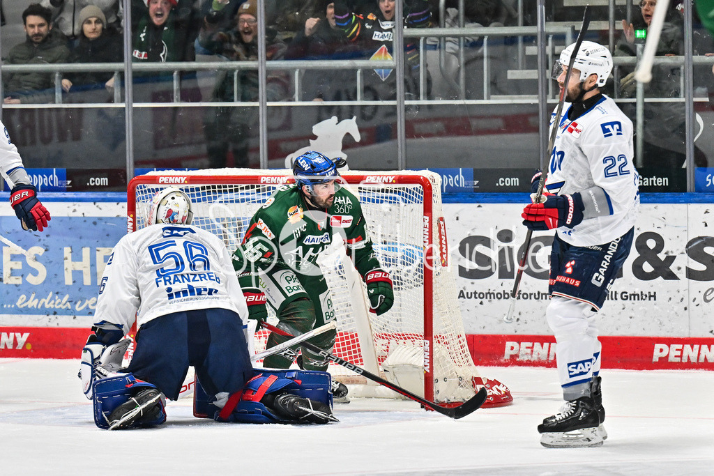 Augsburger Panther - Adler Mannheim | AUGSBURG, GERMANY - 28. DECEMBER: in dieser Szene erzielt Jason BAST (Augsburger Panther 45) den Treffer zum 2-2 Ausgleich während dem Match zwischen den Augsburger Panthern und den Adler Mannehim am 33. Spieltag der Penny DEL im Curt Frenzel Stadion