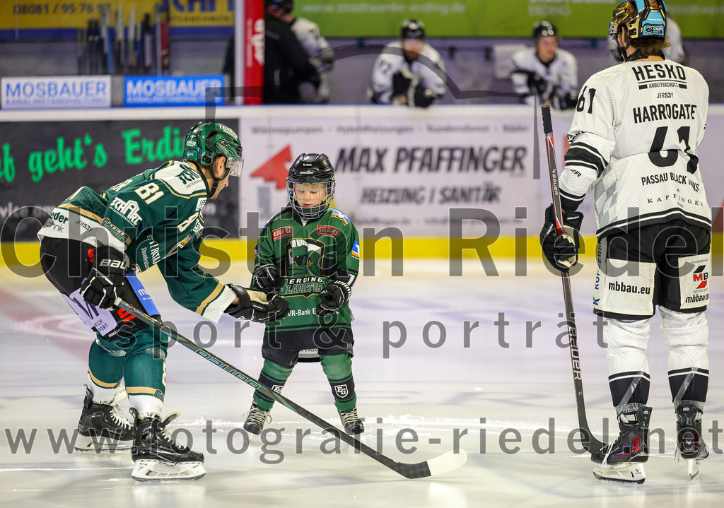 2025-11-25_016_TSV_Erding_gegen_EHF_Passau_Black_Hawks | Erding, Deutschland, 25.11.2025:Eishockey, Oberliga Süd 2025 / 2026, 20. Spieltag, TSV Erding gegen EHF Passau Black Hawks, Endergebnis: 2:3 n.V.Maximilian Forster (Erding Gladiators, #81), Brendan Harrogate (EHF Passau Black Hawks, #61)Foto: Christian Riedel / fotografie-riedel.net