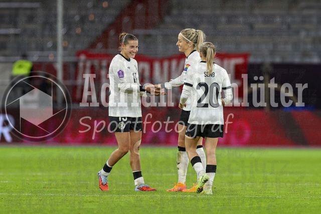 Deutschland vs Frankreich - Halbfinale - UEFA Women's Nations League | Düsseldorf, Deutschland, 24.10.25:   Elisa Senß ( Deutschland ), Carlotta Wamser ( Deutschland ) und Kathrin Hendrich ( Deutschland ) Schlussjubel, jubelt nach dem Sieg waehrend des Halbfinals der UEFA Women's Nations League zwischen Deutschland vs Frankreich in der Merkur-Spiel-Arena(Foto von Brauer-Fotoagentur / Adrian Schlueter)