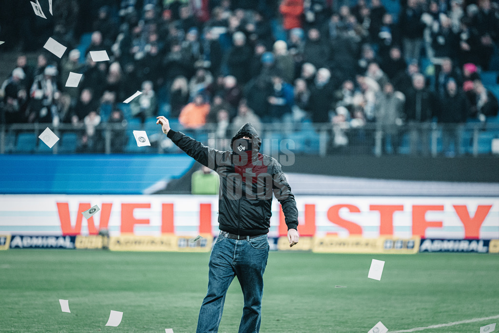 Fußball | Männer | Saison 2023/2024 | 2. Fußball-Bundesliga | 21. Spieltag | Hamburger SV vs. Hannover 96 | 09.02.2024 | HSV Fans sabotieren das Spiel aus Protest mit Schlössern im Tor