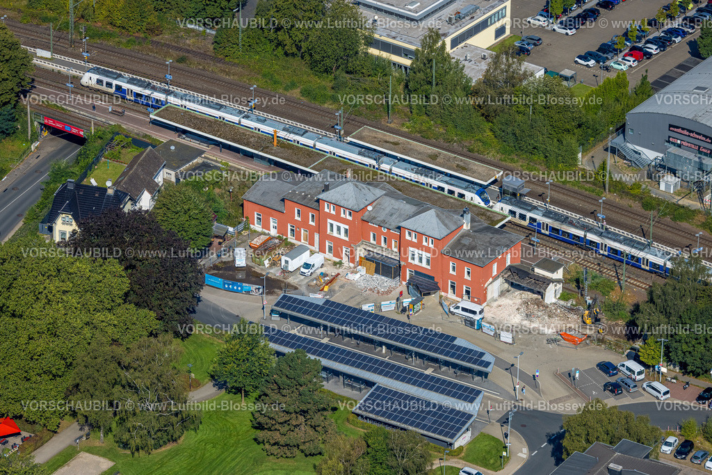 Schwelm240813639 | Luftbild, Baustelle am Bahnhof Schwelm mit rotem Bahnhofsgebäude und ZOB Busbahnhof mit Solardach, Schwelm, Ruhrgebiet, Nordrhein-Westfalen, Deutschland