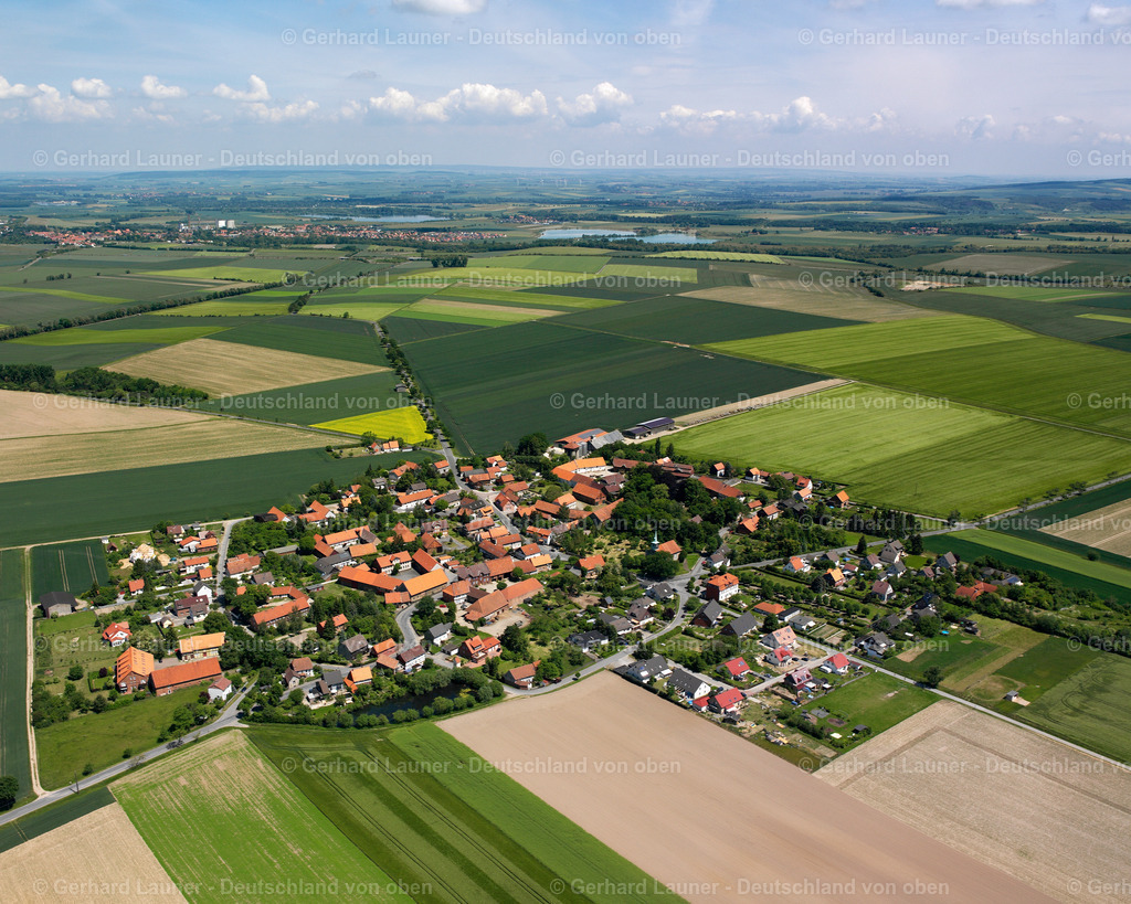 2638222 | BEUCHTE 09.06.2006 Landwirtschaftliche Nutzflächen und Feldgrenzen  umsäumen das Siedlungsgebiet des Dorfes in Beuchte im Bundesland Niedersachsen, Deutschland // Agricultural land and field boundaries surround the settlement area of the village  in Beuchte in the state Lower Saxony, Germany Foto: Gerhard Launer