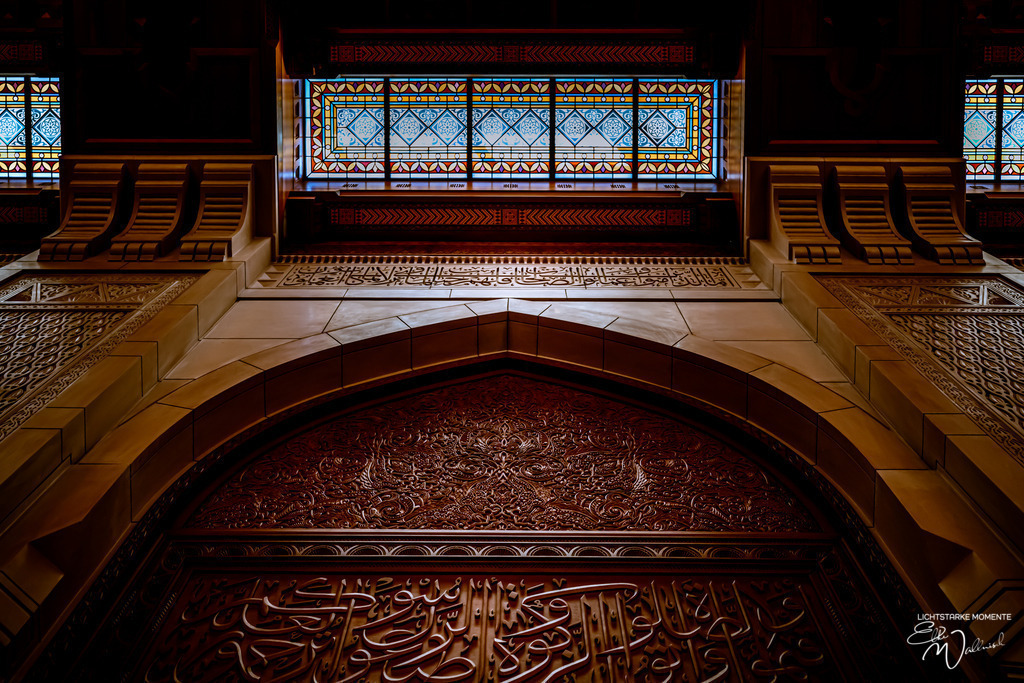 Sultan Qaboos Grand Mosque, Muskat | Herzlich willkommen auf meiner Seite! Ich bin Elke Wallnisch, Deine Fotografin für lichtstarke Momente. Der Name steht für alles, was mich mit der Fotografie verbindet: Das Licht und seine machtvolle Wirkung auf eine Situation oder unsere Stimmung - Realisiert mit Pictrs.com