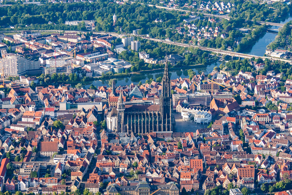 Luftbild: Höchste Kirche der Welt: Ulmer Münster im Ortsteil Mitte in Ulm im Bundesland Baden-Württemberg in Deutschland. Foto: IMG_67224.jpg vom 08.06.2014 durch Werner Riehm/FLY-FOTO.de