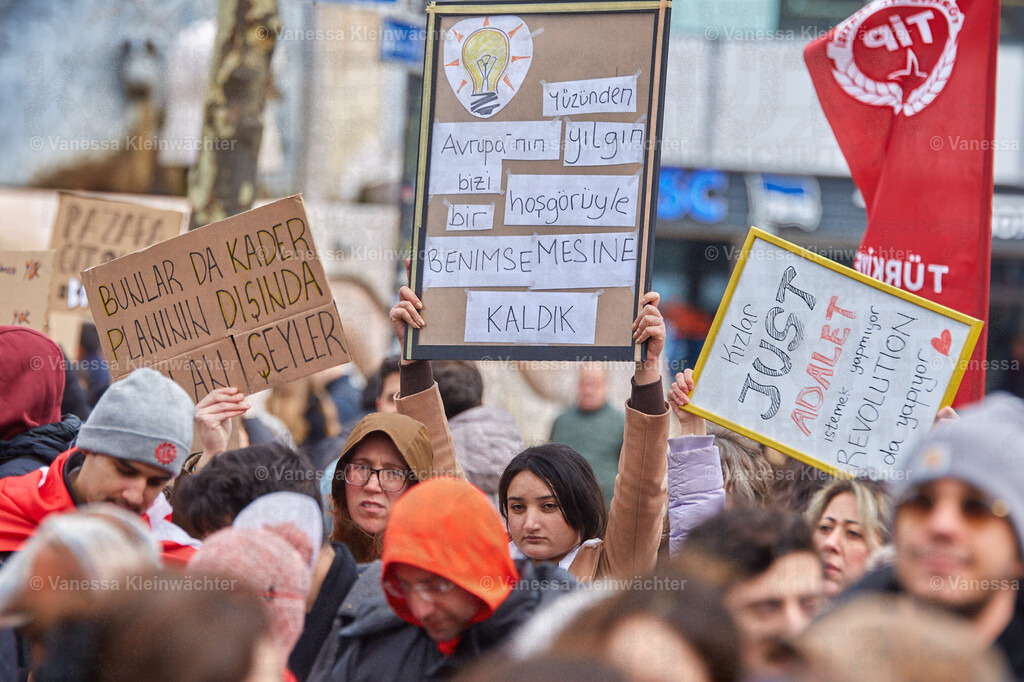 Wir sind alle Ekrem Imamoglu, Breitscheidplatz 30.03.2025 | Mehrere hundert Menschen demonstrieren am 30.03.2025 auf dem Berliner Breitscheidplatz für die Freilassung von Ekrem İmamoğlu sowie verhafteter Protestierender und für die Demokratie in der Türkei. Einige tragen Masken mit dem Gesicht des Istanbuler Bürgermeisters. - Realisiert mit Pictrs.com