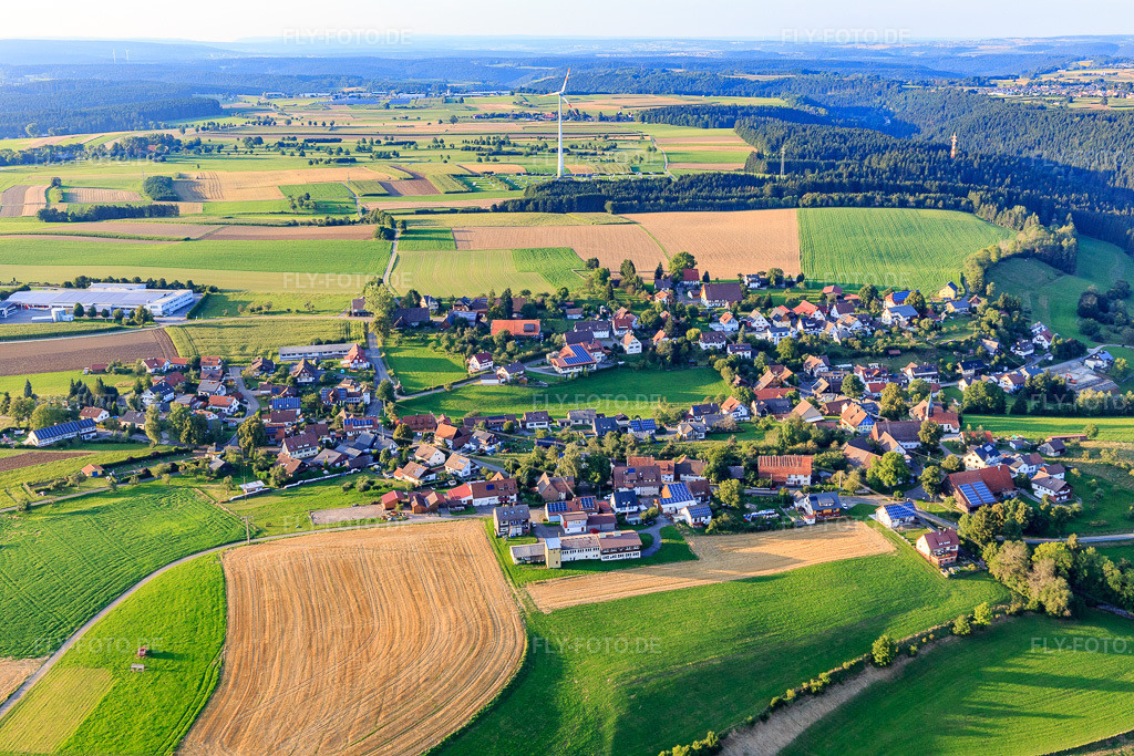 Luftbild: Ortsansicht von Süden im Ortsteil Römlinsdorf in Alpirsbach im Bundesland Baden-Württemberg in Deutschland. Foto: IMG_128523.jpg vom 25.08.2021 durch Werner Riehm/FLY-FOTO.de