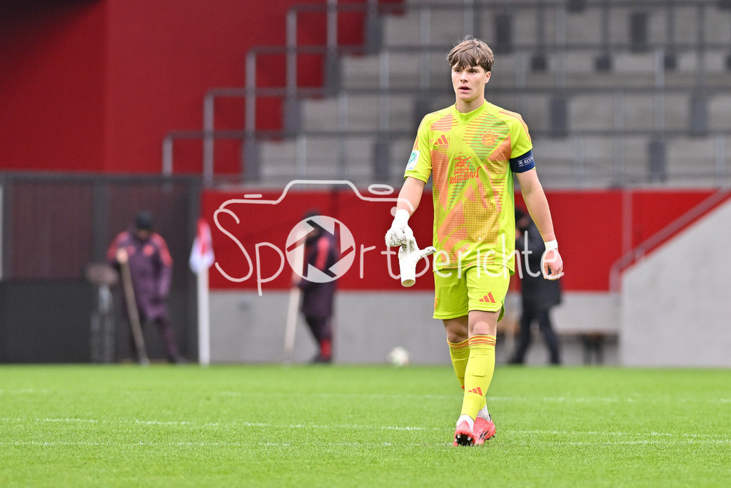 FC Bayern München U19 - TSV 1860 München U19 | Im Bild Leon KLANAC (FC Bayern München #1) / Freisteller / Einzelfoto / U19 DFB Nachwuchsliga: FC Bayern Muenchen U19 - TSV 1860 Muenchen U19, FC Bayern Campus am 02.11.2024