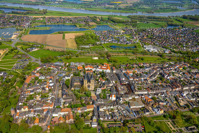 Xanten240402376 | Luftbild, kath. Kirche Dom St. Viktor in der Altstadt, Altstadt Marktplatz mit Außengastronomie, Rathaus, Blick über den Ostwallpark zum Prekksee und zum Ortsteil Lüttringen mit dem Fluss Rhein, Xanten, Niederrhein, Nordrhein-Westfalen, Deutschland