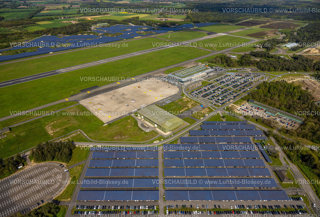 Weeze240402752FlughafenNiederrhein | Luftbild, Flughafen Airport Weeze, Ryanair Fluggesellschaft, Startbahn und Landebahn, Solarpark und Terminal Abfertigungshalle, Parkplätze, Wiesen und Felder, Baal, Weeze, Niederrhein, Nordrhein-Westfalen, Deutschland