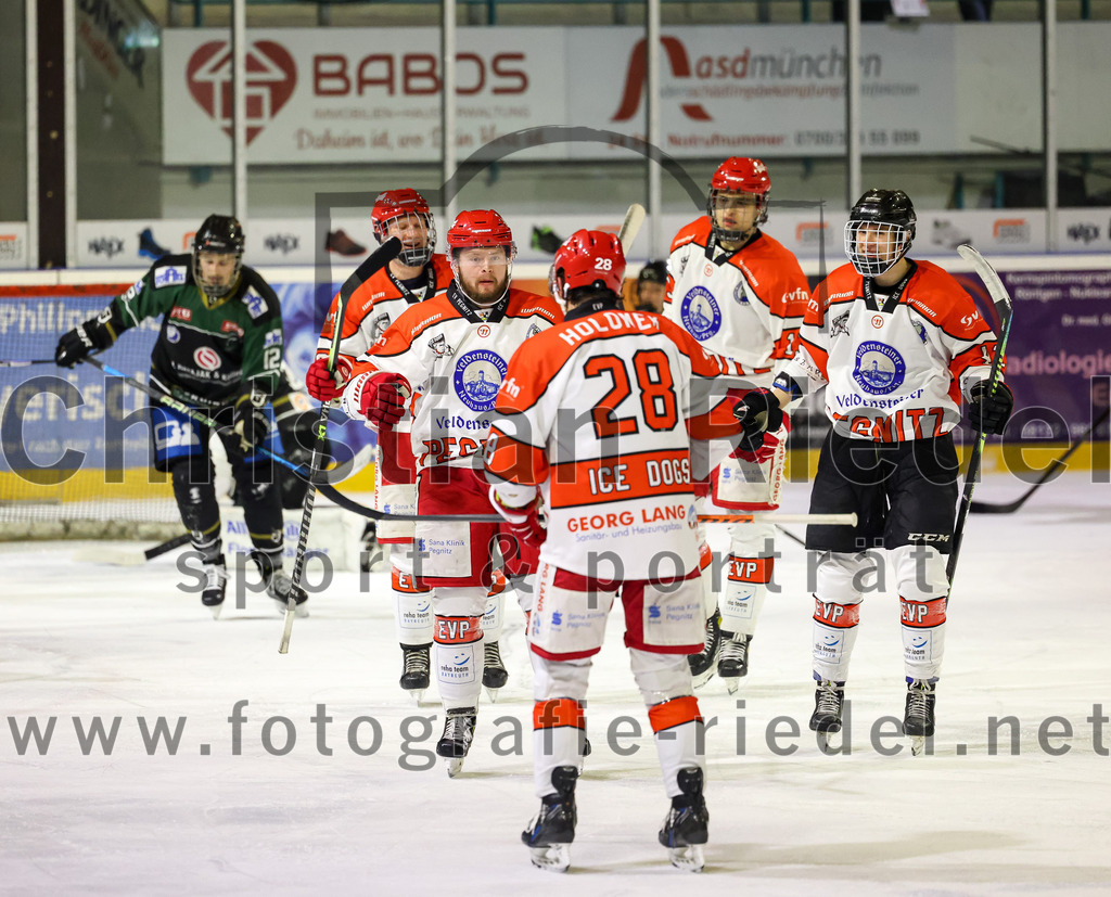 2022-12-02_074_TSV_Erding_gegen_EV_Pegnitz | Erding, Deutschland, 02.12.2022:
Eishockey, Bayernliga 2022 / 2023, 17. Spieltag, TSV Erding gegen EV Pegnitz, Endergebnis: 9:3

Oleg Seibel (EV Pegnitz, #8), Ondrej Holomek (EV Pegnitz, #28)

Foto: Christian Riedel / fotografie-riedel.net