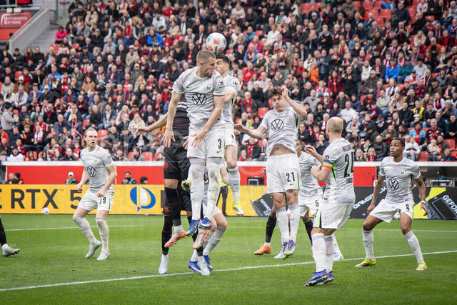 German Bundesliga, Bayer 04 Leverkusen vs. VfL Wolfsburg, 04.04.2026 | LEVERKUSEN, GERMANY - APRIL 4, 2026 :  Denis Vavro (VfL Wolfsburg, 3) heads in the box after a corner during the German Bundesliga match on gameday 28 between Bayer 04 Leverkusen vs. VfL Wolfsburg at BayArena on April 4, 2026 in Leverkusen, Germany. DFL REGULATIONS PROHIBIT ANY USE OF PHOTOGRAPHS AS IMAGE SEQUENCES AND/OR QUASI-VIDEO.