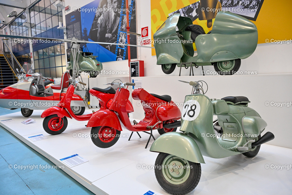 Italien_ Toskana_ Provinz Pisa_ Pontedera_ Vespa_ 29.05.2024-32 | 29.05.2024, Italien, ITA, Toskana, Pontedera im Bild Piaggio, Vespa, Museum

Piaggio ist ein italienischer Fahrzeughersteller mit Sitz in Pontedera. Das Unternehmen produziert verschiedene Mofas und Motorroller, unter anderem die Vespa, das Lastendreirad Ape sowie den Kleintransporter Porter. Zum Konzern gehören auch die Motorradmarken Aprilia, Derbi, Gilera, Laverda und Moto Guzzi. 
Quelle: Wikipedia