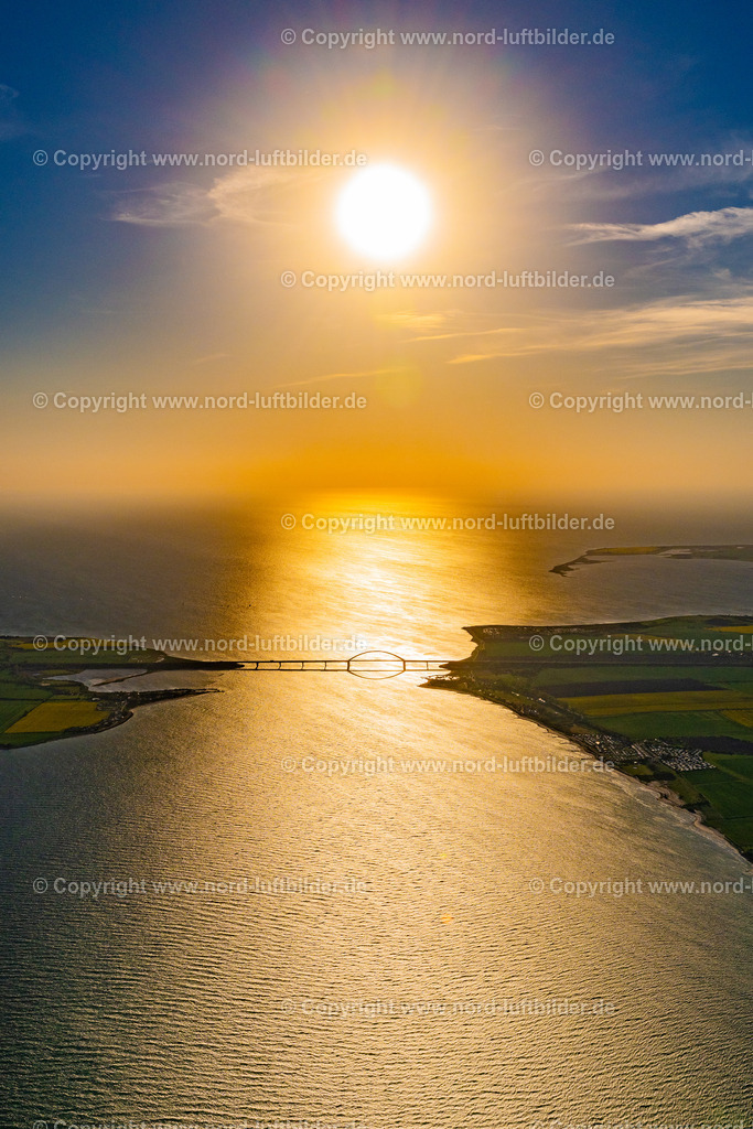 Fehmarnsundbrücke Sonnenuntergang_ELS_213050524 | FEHMARN 05.02.2024 Blick auf die kombinierte Straßen- und Eisebahnbrücke Fehmarnsundbrücke, der Fehmarnsundquerung zwischen Fehmarn und dem Festland bei Großenbrode in Schleswig-Holstein. Weiterführende Informationen bei: Tourismus-Service Fehmarn. // Fehmarn Sund bridge between Fehmarn and the mainland at Grossenbrode in Schleswig-Holstein. Further information at: Tourismus-Service Fehmarn. Foto: Martin Elsen