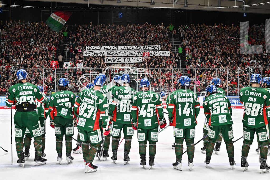 Augsburger Panther - Grizzlys Wolfsburg | AUGSBURG, GERMANY - 15. MARCH: Spruchband der Fans für T. J. TREVELYAN (Augsburger Panther 24) nach dem Match zwischen den Augsburger Panthern und den Grizzlys Wolfsburg am 52. Spieltag der Penny DEL im Curt Frenzel Stadion