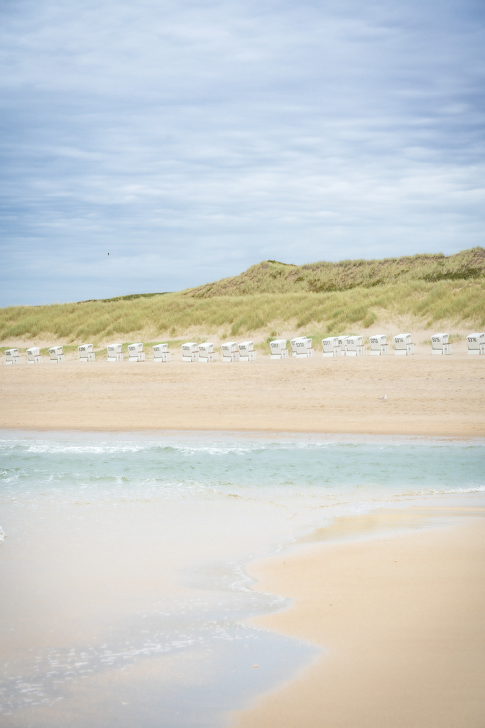 Strandkörbe auf Sylt | Strandkörbe auf Sylt, abgeschnitten auf einer kleinen Sandbank - Realisiert mit Pictrs.com