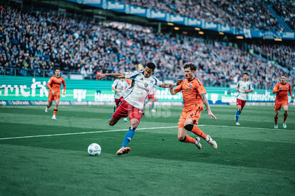 Fußball | Männer | Saison 2024/2025 | 2. Fußball-Bundesliga | 7. Spieltag | Hamburger SV vs. SC Paderborn 07 | 28.09.2024 | v.l. Robert Glatzel (#9, HSV) beim Torschuss gegen Calvin Brackelmann (#4, SC Paderborn 07)