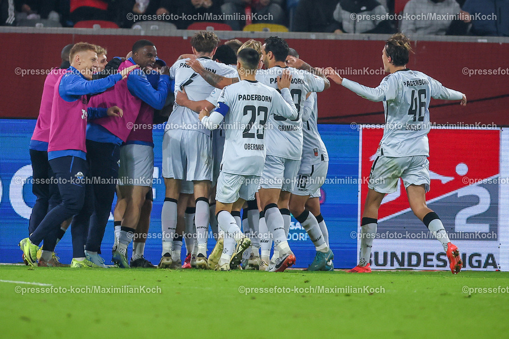 Due09112401049 | 09.11.2024, Fußball, Fortuna Düsseldorf - SC Paderborn 07, 2. Bundesliga, Merkur Spiel-Arena, Saison 2024 2025: Torjubel nach dem 1:0 für Paderborn nach EIgentor von Torwart Florian Kastenmeier (Fortuna Düsseldorf #33)DFB regulations prohibit any use of photographs as image sequences and or quasi-video.