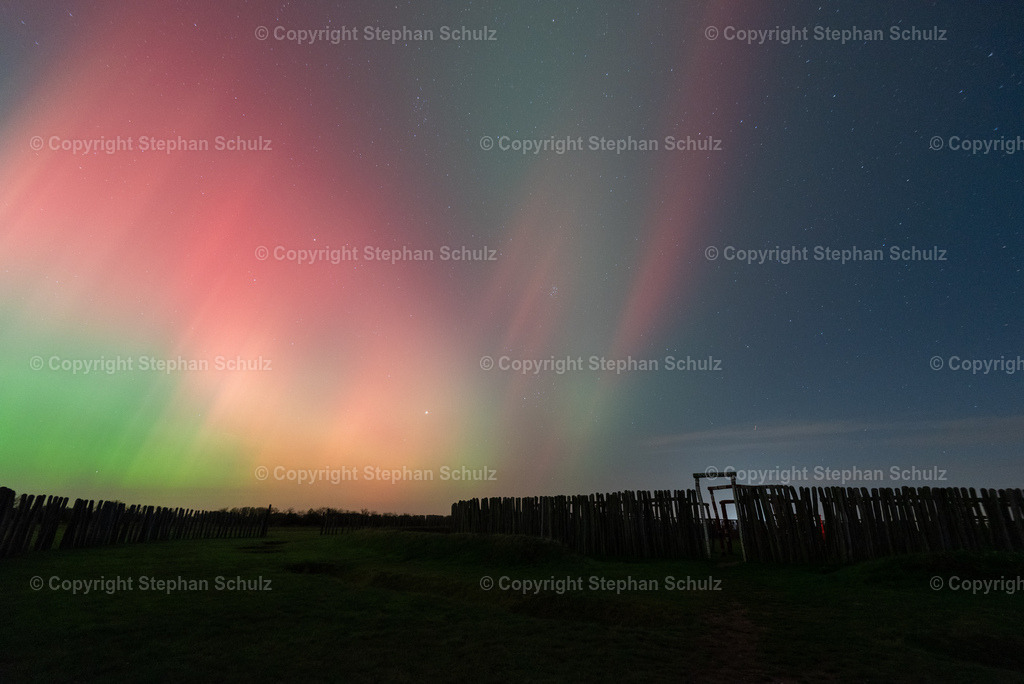 Polarlichter am Ringheiligtum Pömmelte | Polarlichter (Aurora borealis) leuchten über dem Ringheiligtum Pömmelte. Die prähistorische Kreisgrabenanlage wird von Archäologen auch als deutsches Stonehenge bezeichnet. - Realisiert mit Pictrs.com