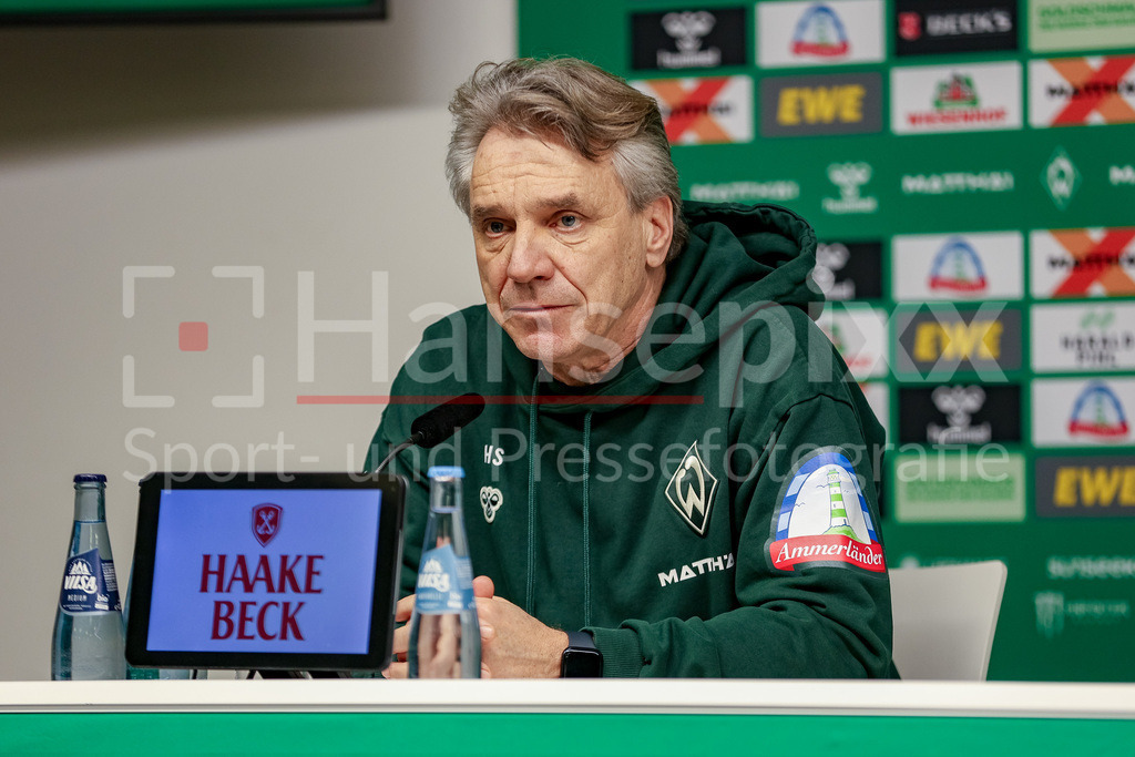 Fussball, Bundesliga, SV Werder Bremen - Eintracht Frankfurt | Horst Steffen (Trainer, Cheftrainer, SV Werder Bremen) während der Pressekonferenz, Portrait, Nahaufnahme, Einzelfoto, Einzelbild, DIE DFL-RICHTLINIEN UNTERSAGEN JEGLICHE NUTZUNG VON FOTOS ALS SEQUENZBILDER UND/ODER VIDEOÄHNLICHE FOTOSTRECKEN. DFL REGULATIONS PROHIBIT ANY USE OF PHOTOGRAPHS AS IMAGE SEQUENCES AND/OR QUASI-VIDEO.