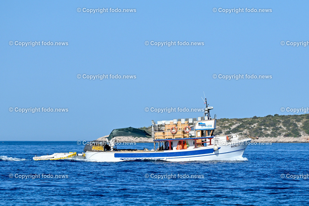Kroatien_ Brac_ Insel in Dalmatien_ Milna_ 29.07.2025-0 | 29.07.2025, Kroatien, HRV, Brac, Insel in Dalmatien, Milna im Bild Themenbild, Fischerboot, Boot, Fischer, einfaches Motorboot faehrt die Kueste entlang, Durchfahrt Splitska Vrata zwischen den Inseln Solta und Brac, Meer, Adria, Feature, Symbolbild