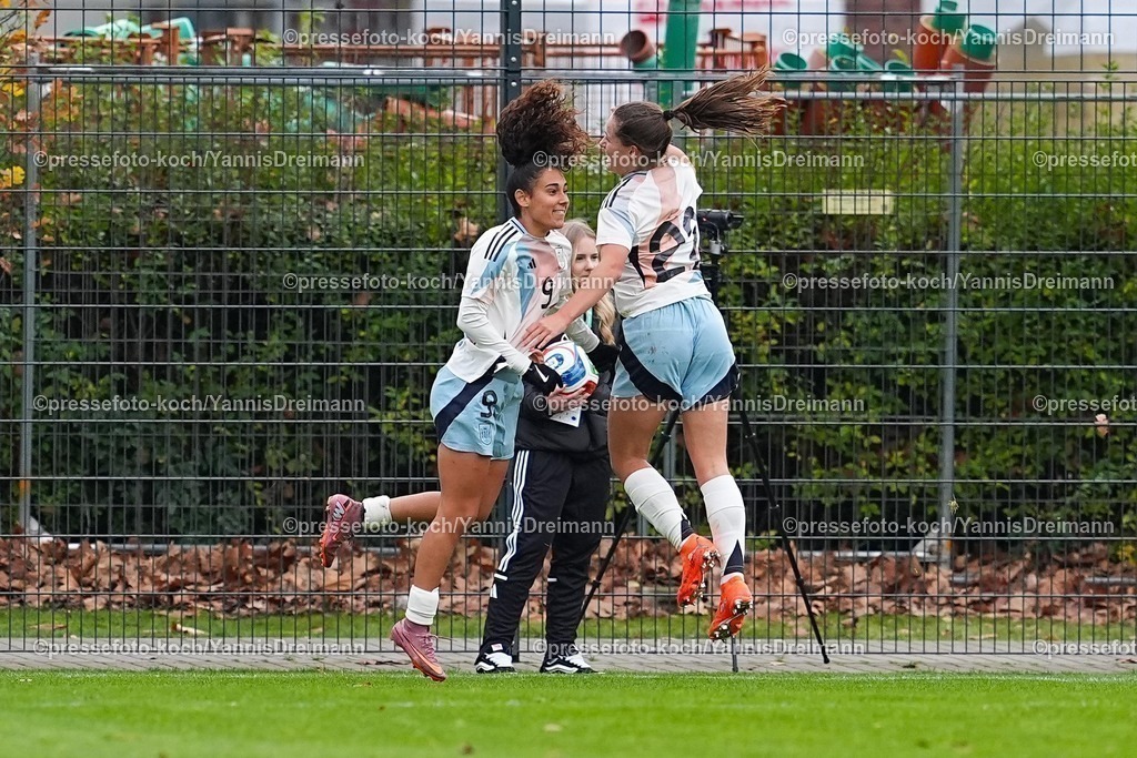 xYDRx02122501013 | 02.11.2025, xydrx, Fußball, Länderspiel, EM-Qualifikation U19-Frauen, Deutschland - Spanien, Sportschule Wedau: Torjubel nach dem Tor zum 1:0 für Spanien durch Torschütze Celia Segura (ESP #9) zusammen mit Aiara Agirrezabala (ESP #22)DFB regulations prohibit any use of photographs as image sequences and or quasi-video.Photo: xYannisxDreimannxPressefotoKochx