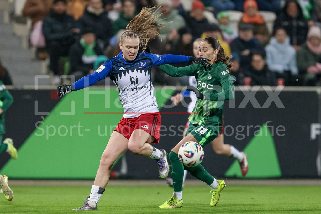Fussball, Google Pixel Frauen-Bundesliga, VfL Wolfsburg - Hamburger SV | v.li.: Annaleen Böhler (Hamburger SV, 6) und Kessya Bussy (VfL Wolfsburg, 19) im Zweikampf, Duell, Dynamik, Aktion, Action, Spielszene, DIE DFB-RICHTLINIEN UNTERSAGEN JEGLICHE NUTZUNG VON FOTOS ALS SEQUENZBILDER UND/ODER VIDEOÄHNLICHE FOTOSTRECKEN. DFB REGULATIONS PROHIBIT ANY USE OF PHOTOGRAPHS AS IMAGE SEQUENCES AND/OR QUASI-VIDEO.