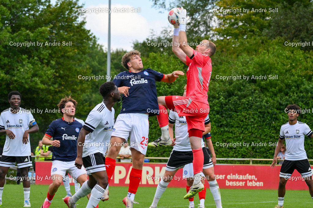 Holstein Kiel II vs 1. FC Phönix Lübeck II | Niklas Bäskow (Phönix #12) ist vor Kian Tack (Holstein #23) am Ball / Fußball-Oberliga Männer 2026/2027 / Holstein Kiel II vs 1. FC Phönix Lübeck II / Citti Fussball Park - Projensdorf / Kiel / 08.08.26 - Realisiert mit Pictrs.com