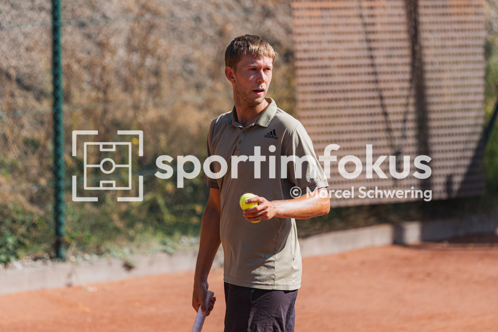 Wuppertaler Tennis-Stadtmeisterschaften | Jonas Poswiat (Solinger TC 1902) beim Aufschlag. Herren-Finale der Wuppertaler Tennis-Stadtmeisterschaften, Wuppertal, 09.08.2026. - Realisiert mit Pictrs.com