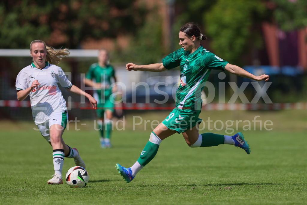 Fussball, Testspiel Frauen, Borussia Mönchengladbach - SV Werder Bremen | v.li.: Sophie Weidauer (SV Werder Bremen, 9) am Ball, Einzelbild, Ganzkörper, Aktion, Action, Spielszene