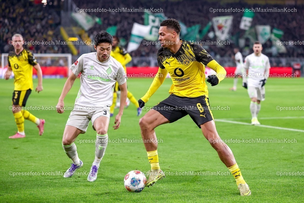 BVB13012601018 | 13.01.2026, Fußball, Borussia Dortmund - SV Werder Bremen,, 1. Fußball Bundesliga, 17. Spieltag, Signal Iduna Park, Saison 2025 2026: Yukinari Sugawara (SV Werder Bremen #03) im Zweikampf gegen  Felix Nmecha (BVB #08)  DFB regulations prohibit any use of photographs as image sequences and or quasi-video.