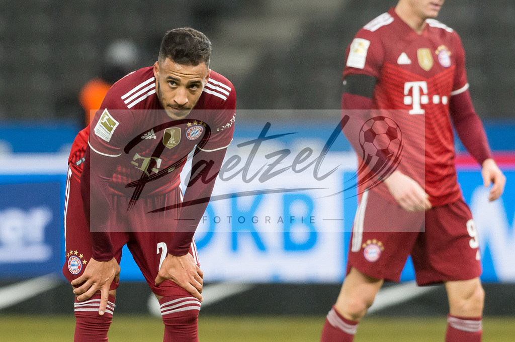 BSCFCB20220123_285 | Fussball, Herren: Corentin Tolisso (FC Bayern Muenchen) schaut bei dem Spiel der 1. Bundesliga zwischen Hertha BSC und FC Bayern Muenchen im Olypiastadion am 23.01.2022 in Berlin, Deutschland.DFB / DFL REGULATIONS PROHIBIT ANY USE OF PHOTOGRAPHS AS IMAGE SEQUENCES AND/OR QUASI-VIDEO. - Realisiert mit Pictrs.com