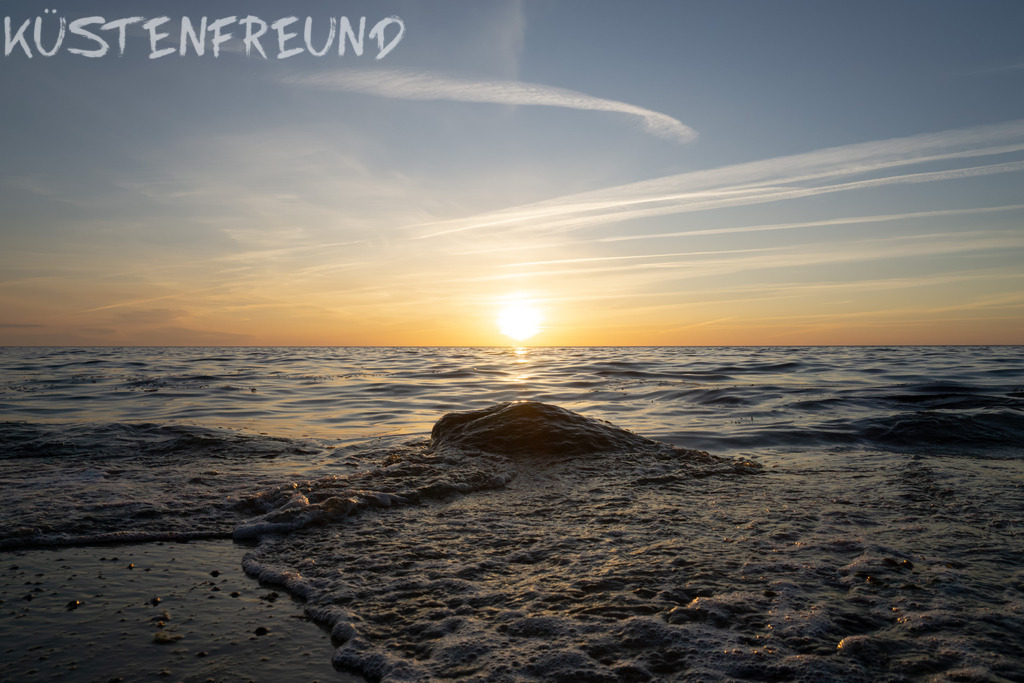 Sonnenuntergang am Meer IV // Fotoserie Sunset & Splash | Entdecke deine Lieblingslandschaft von der Küste – auf Ostsee Leinwand, Nordsee Leinwand, Alu Dibond oder Acrylglas, passend für jeden Geschmack und Raum.