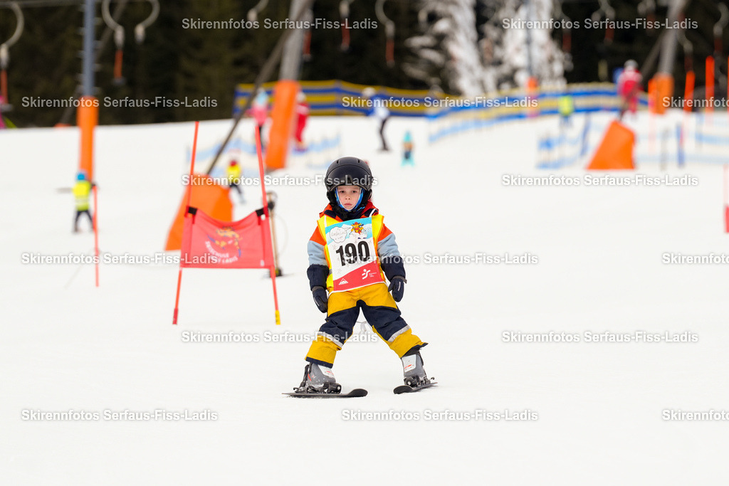 SRF_02.01.2026_0226 | Skirennfotos,Serfaus,Fiss,Ladis,Kinderskirennen,Winter,Tirol,Oberland,skirace,SFL,feelfree,weil wir's genießen,ski,Ski,skifahren,Sonnenplateau, - Realisiert mit Pictrs.com