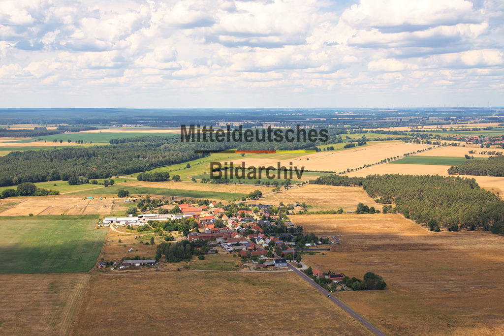 Zibberick-Börde-Luftbild-Sachsen-Anhalt_1402 | Die Luftaufnahme zeigt Zibberick aus der Vogelperspektive. Das ländlich geprägte Dorf präsentiert sich mit seiner gewachsenen Bebauung, den umliegenden Feldern und dem markanten Kirchturm als Mittelpunkt des Ortsbildes. Die Aufnahme vermittelt einen authentischen Eindruck der Magdeburger Börde. - Realisiert mit Pictrs.com