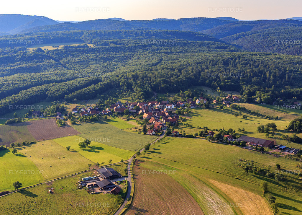 Luftbild: Ortsansicht von Süden in Lembach im Bundesland Bas-Rhin in Frankreich. – Foto: IMG_080240.jpg vom 05.06.2015 durch Werner Riehm/FLY-FOTO.de – Auflösung des Originals: 4940 x 3511 px