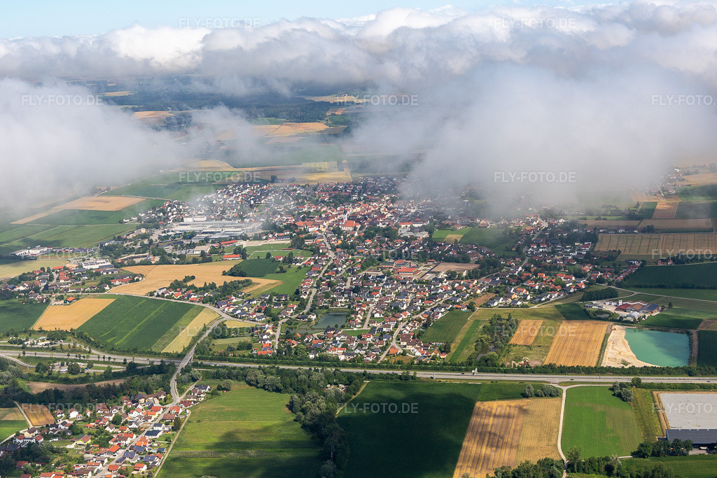 Luftbild:  in Pilsting im Bundesland Bayern in Deutschland. – Foto: IMG_132751.jpg vom 02.07.2022 durch Werner Riehm/FLY-FOTO.de – Auflösung des Originals: 5472 x 3648 px – Pilsting: Markt Pilsting