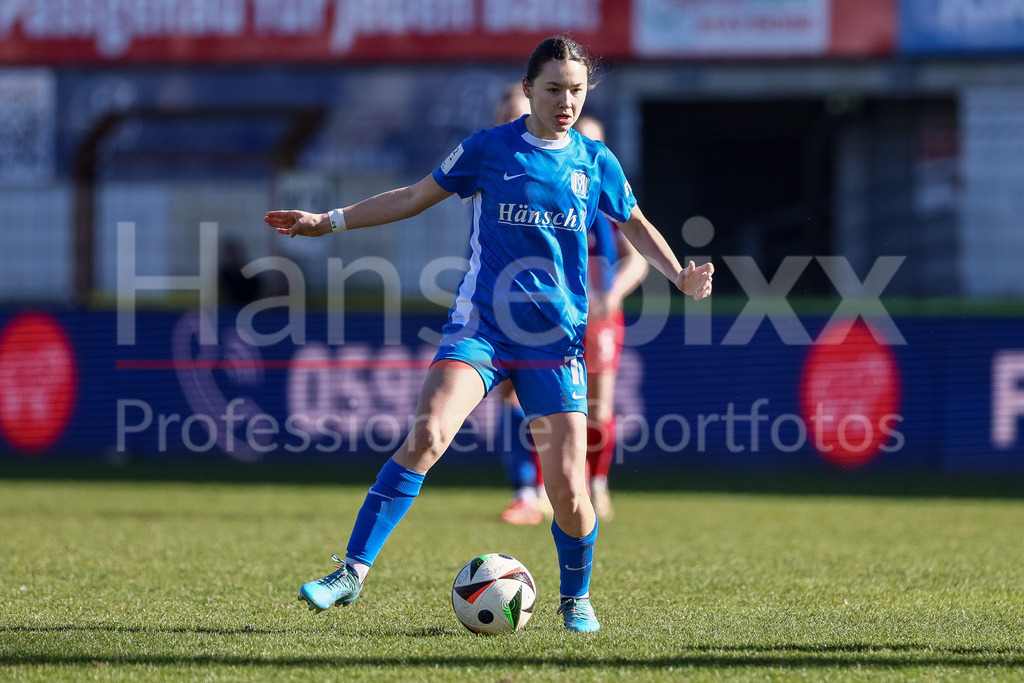 Fussball, 2. Frauen-Bundesliga, SV Meppen - SC Freiburg II | v.li.: Sonja Lux (SV Meppen, 15) am Ball, Einzelbild, Ganzkörper, Aktion, Action, Spielszene, DIE DFB-RICHTLINIEN UNTERSAGEN JEGLICHE NUTZUNG VON FOTOS ALS SEQUENZBILDER UND/ODER VIDEOÄHNLICHE FOTOSTRECKEN. DFB REGULATIONS PROHIBIT ANY USE OF PHOTOGRAPHS AS IMAGE SEQUENCES AND/OR QUASI-VIDEO.