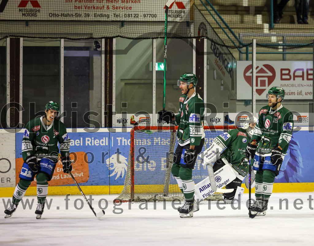 2023-11-17_071_TSV_Erding_gegen_EA_Schongau | Erding, Deutschland, 17.11.2023:
Eishockey, Bayernliga Vorrunde 2023 / 2024, 10. Spieltag, TSV Erding gegen EA Schongau, Endergebnis: 12:4

Mark Waldhausen (Erding Gladiators, #27), Bastian Cramer (Erding Gladiators, #34), Torwart Patrick Mayer (Erding Gladiators, #30), Elias Maier (Erding Gladiators, #15)

Foto: Christian Riedel / fotografie-riedel.net