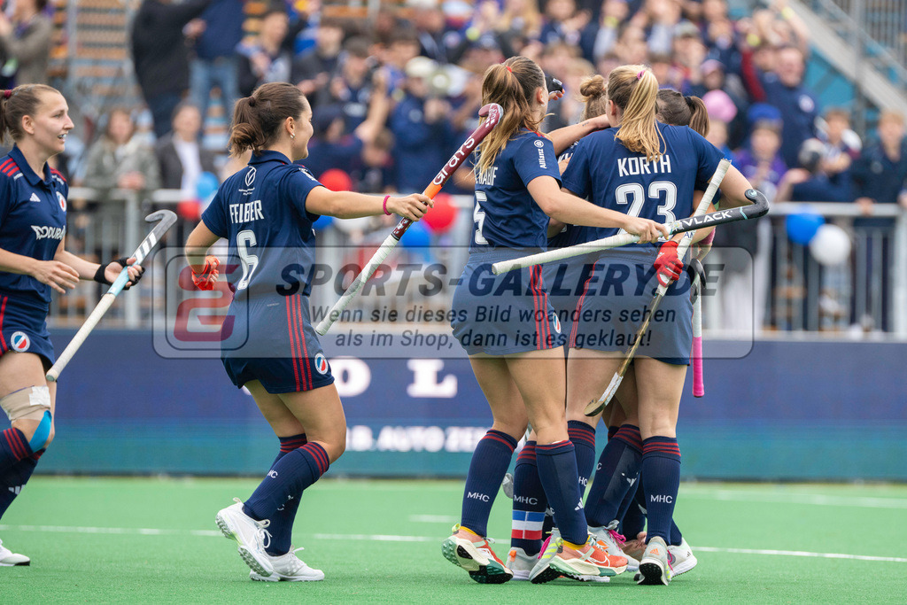 Final4_20240518-1232-0089 | Bonn, Deutschland, 18.05.2024: Finona Felber (Mannheimer HC) Anissa Korth (Mannheimer HC) Lucia Jimenez Vicenter (Mannheimer HC) Lucina von der Heyde (Mannheimer HC) in Aktion waehrend des Spiels der Deutsche Feldhockey-Meisterschaften 2024 zwischen Final 4 Damen Rot Weiss Köln - Mannheimer HC im Bonner THV am 18.05.2024 in Bonn, Deutschland. (Foto von Stephan Fehrmann)

Bonn, Germany, 18.05.2024: Finona Felber (Mannheimer HC) Anissa Korth (Mannheimer HC) Lucia Jimenez Vicenter (Mannheimer HC) Lucina von der Heyde (Mannheimer HC) in action during the game of Deutsche Feldhockey-Meisterschaften 2024 between Final 4 Damen Rot Weiss Köln - Mannheimer HC in Bonner THV at 18.05.2024 in Bonn, Deutschland. (Foto from Stephan Fehrmann)