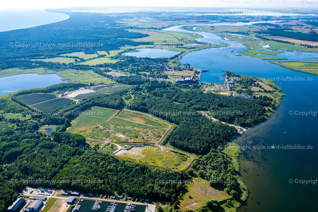 Peenemünde_Hafen_ELS_7412100822 | PEENEMüNDE 10.08.2022 Industrie- Denkmal und Museum der technischen Anlagen und Modelle auf dem Gelände des "Historisch-Technisches Museum Peenemünde" am Hafenbecken des Flußverlaufes der Peene in Peenemünde auf der Insel Usedom im Bundesland Mecklenburg-Vorpommern, Deutschland. Weiterführende Informationen bei: Historisch-Technisches Museum Peenemünde GmbH. // Industrial monument and museum of technical systems and models on the grounds of the "Historisch-Technisches Museum Peenemuende" on the harbor basin of the Peene river in Peenemuende on the island of Usedom in the state Mecklenburg - Western Pomerania, Germany. Further information at: Historisch-Technisches Museum Peenemuende GmbH. Foto: Martin Elsen
