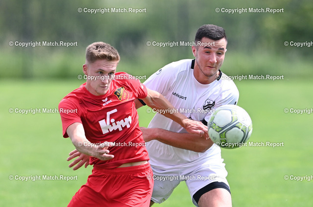 Fussball Verbandsliga 2021/2022: Testspiel SG Empfingen - FC Holzhausen | Fussball  Verbandsliga / Landesliga  2021/2022    03.07.2021TestspielSG Empfingen - FC HolzhausenLaurin Huss (li, FC Holzhausen) gegen Nico Rebmann (re, SG Empfingen)FOTO: ULMER PressebildagenturxxNOxMODELxRELEASExx