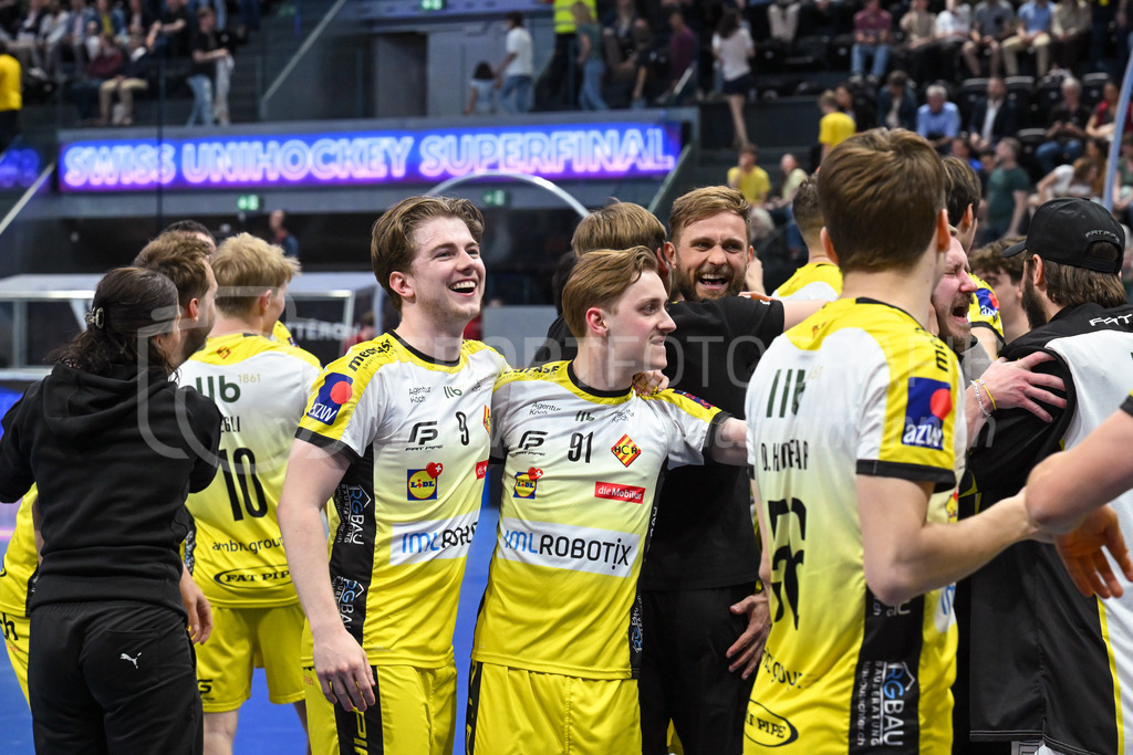Zug United - HC Rychenberg - 25. April 2026 | Kimo Oesch (#9 HC Rychenberg Winterthur), Timo Graf (#91 HC Rychenberg Winterthur) und die weiteren HCR-Spieler jubeln über den ersten Schweizer Meistertitel des Vereins am L-UPL Superfinal-Spiel zwischen Zug United und HC Rychenberg am 25. April 2026 in der BCF Arena, Fribourg, Schweiz.Bild: Sportfotografie Markus Aeschimann | www.markus-aeschimann.ch - Realisiert mit Pictrs.com