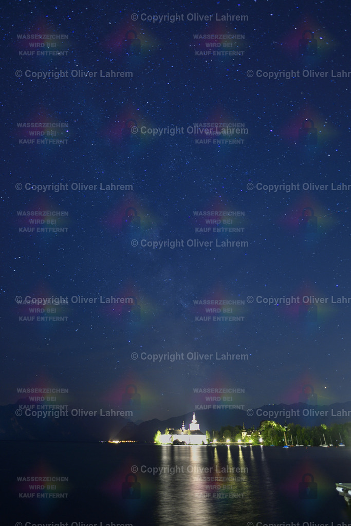 Milchstraße über Schloss Ort | Die Milchstraße in der Nacht über dem Traunsee mit dem Schloss Ort.