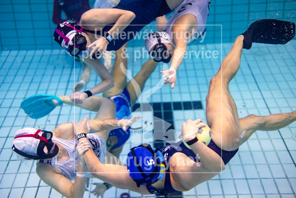 GER, Azzurra Florenz (Italien) vs. Helvetia (Schweiz), Damen, Unterwasser-Rugby, Champions Cup 2024, 24.11.2024 | Margherita Luzzi (Azzura TEAM, #05) verteidigt den Ball im Mittelfeld. - Realisiert mit Pictrs.com
