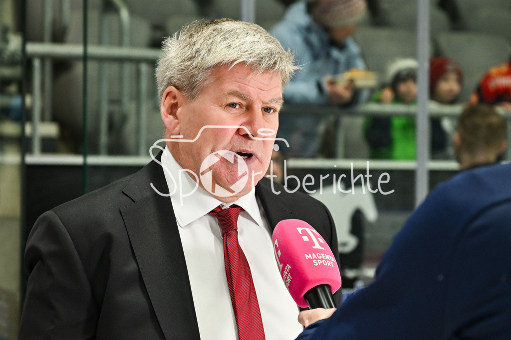 Augsburger Panther - Schwenninger Wild Wings | AUGSBURG, GERMANY - 02. JANUARY: im Bild  Bill PETERS Trainer Augsburger Panther beim Interview mit Magentasport vor dem Match zwischen den Augsburger Panthern und den Schwenninger Wild Wings am 35. Spieltag der Penny DEL im Curt Frenzel Stadion