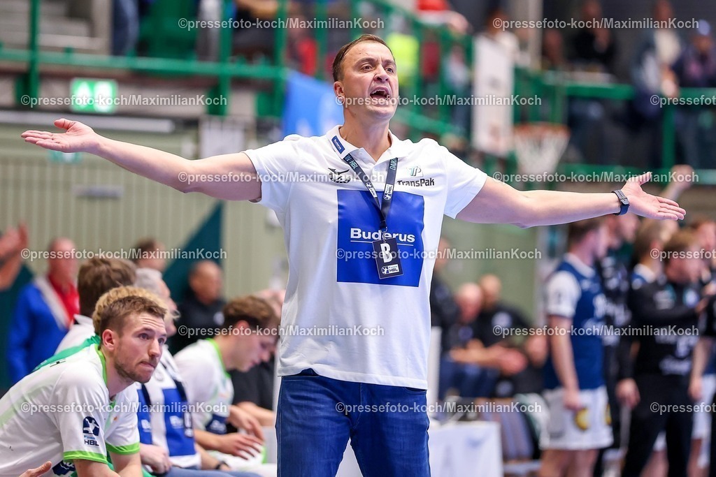 BHC09102501127 | 09.10.2025, Handball, HBL, Bergischer HC - HSG Wetzlar, Unihalle Wuppertal: Cheftrainer Momir Ilic (HSG Wetzlar #hc) wild gestikulierend an der Seitenlinie 
