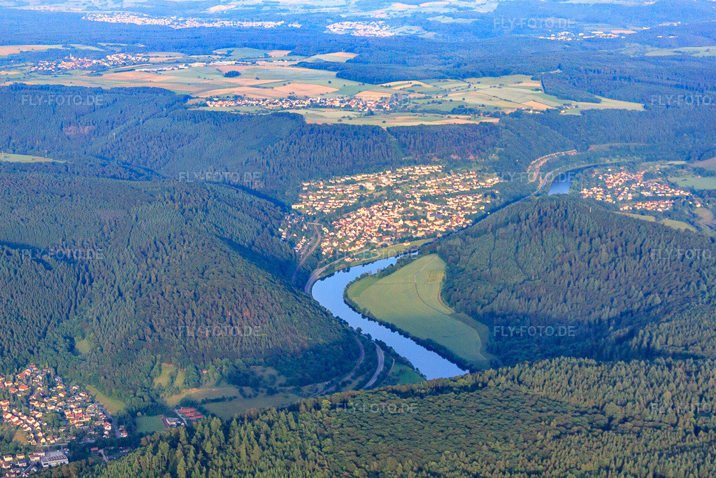 Luftbild: Ortsansicht am Neckar aus Nordwesten in Neckargerach im Bundesland Baden-Württemberg in Deutschland. Foto: IMG_66346.jpg vom 30.05.2014 durch Werner Riehm/FLY-FOTO.de