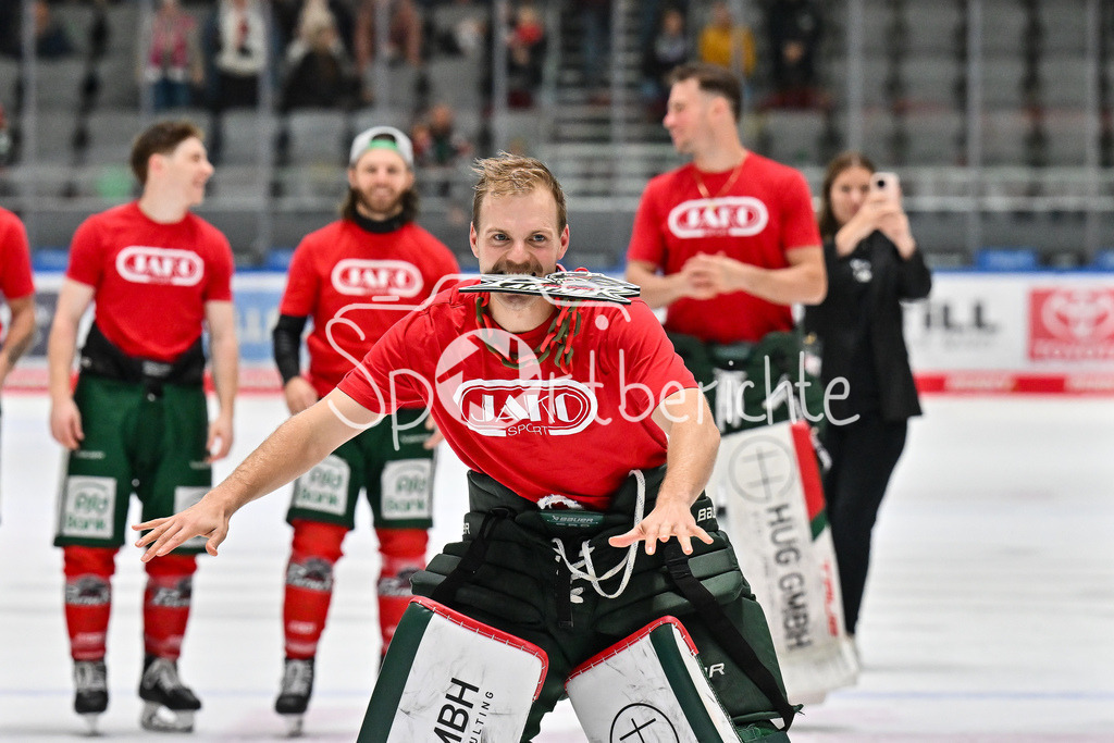 Augsburger Panther - Grizzlys Wolfsburg | Zusammen mit den Fans feiern die Augsburger Panther den Heimsieg gegen Wolfsburg / Jubel / Freudne / happy / DEL: Augsburger Panther - Grizzlys Wolfsburg; Curt Frenzel Stadion am 10.10.2025 / Matchwinner Michael GARTEIG (Augsburger Panther 34