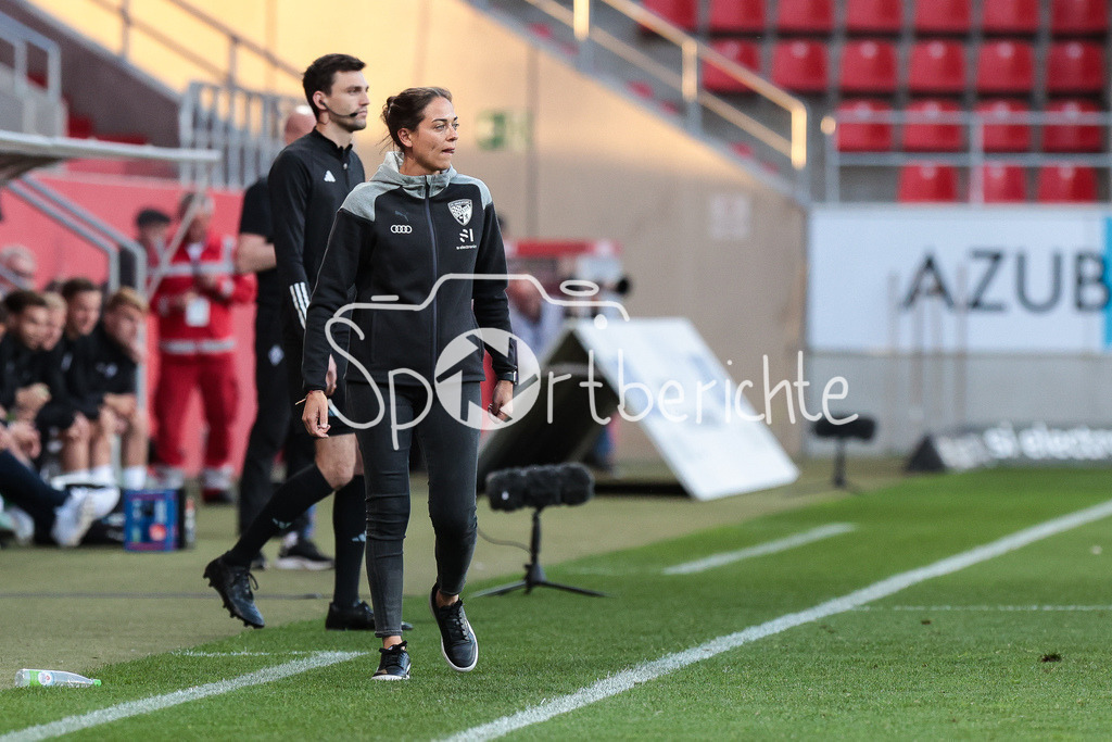 FC Ingolstadt - SV Waldhof Mannheim | im Bild FC Ingolstadt Trainerin Sabrina WITTMANN in Aktion / Freisteller / Einzelfoto